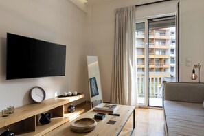 Smart-TV, bøker og stereoanlegg