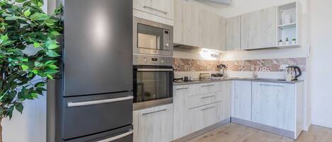 Micro-ondes, four, plaque de cuisson, lave-vaisselle