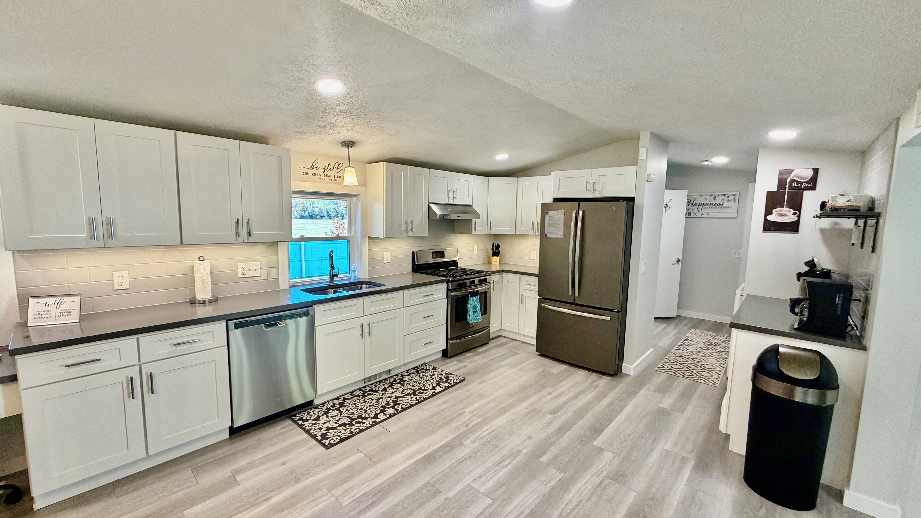 Een microgolfoven, een oven, een vaatwasser