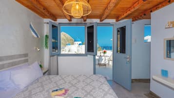 Suite Deluxe, vistas al mar | Espacio para trabajar con un portátil y sistema de insonorización