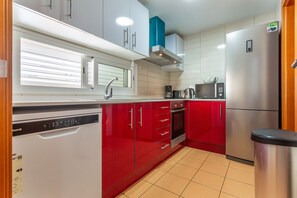 ثلاجة، ميكروويف، فرن، موقد طهي مسطح