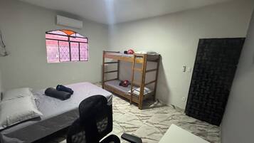 Casa clássico, 2 quartos, cozinha, ao lado da piscina | Wi-Fi de cortesia