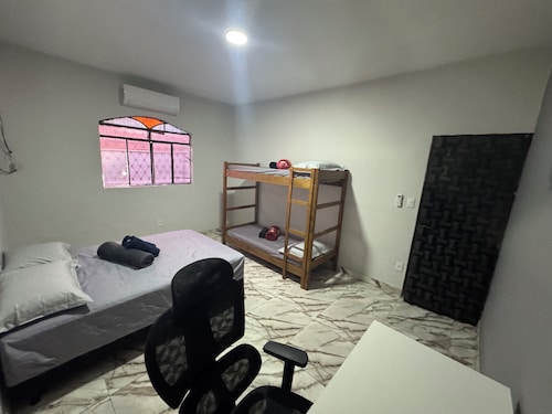 Casa espaçosa com piscina e churrasqueir