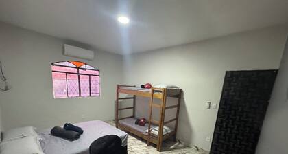 Casa espaçosa com piscina e churrasqueir