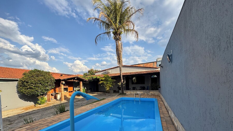 Casa espaçosa com piscina e churrasqueir