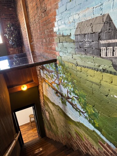 Marvelous 3-bedroom second floor apartment in Carlisle with lots of history