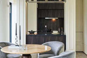Dining - The Westview: 2BR Penthouse &Terrace in White City (London)