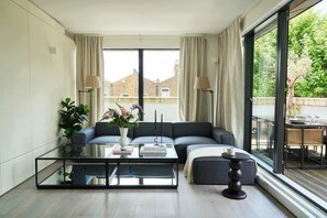 TV - The Westview: 2BR Penthouse &Terrace in White City (London)