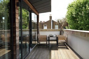 Outdoor dining - The Westview: 2BR Penthouse &Terrace in White City (London)