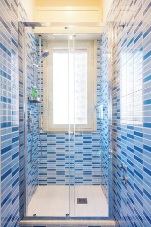 Shower, hair dryer, bidet, towels - Casa MariaPia al Vomero by Napoliapartments (Naples)