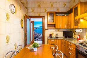 Fridge, oven, stovetop, cookware/dishes/utensils - Casa MariaPia al Vomero by Napoliapartments (Naples)