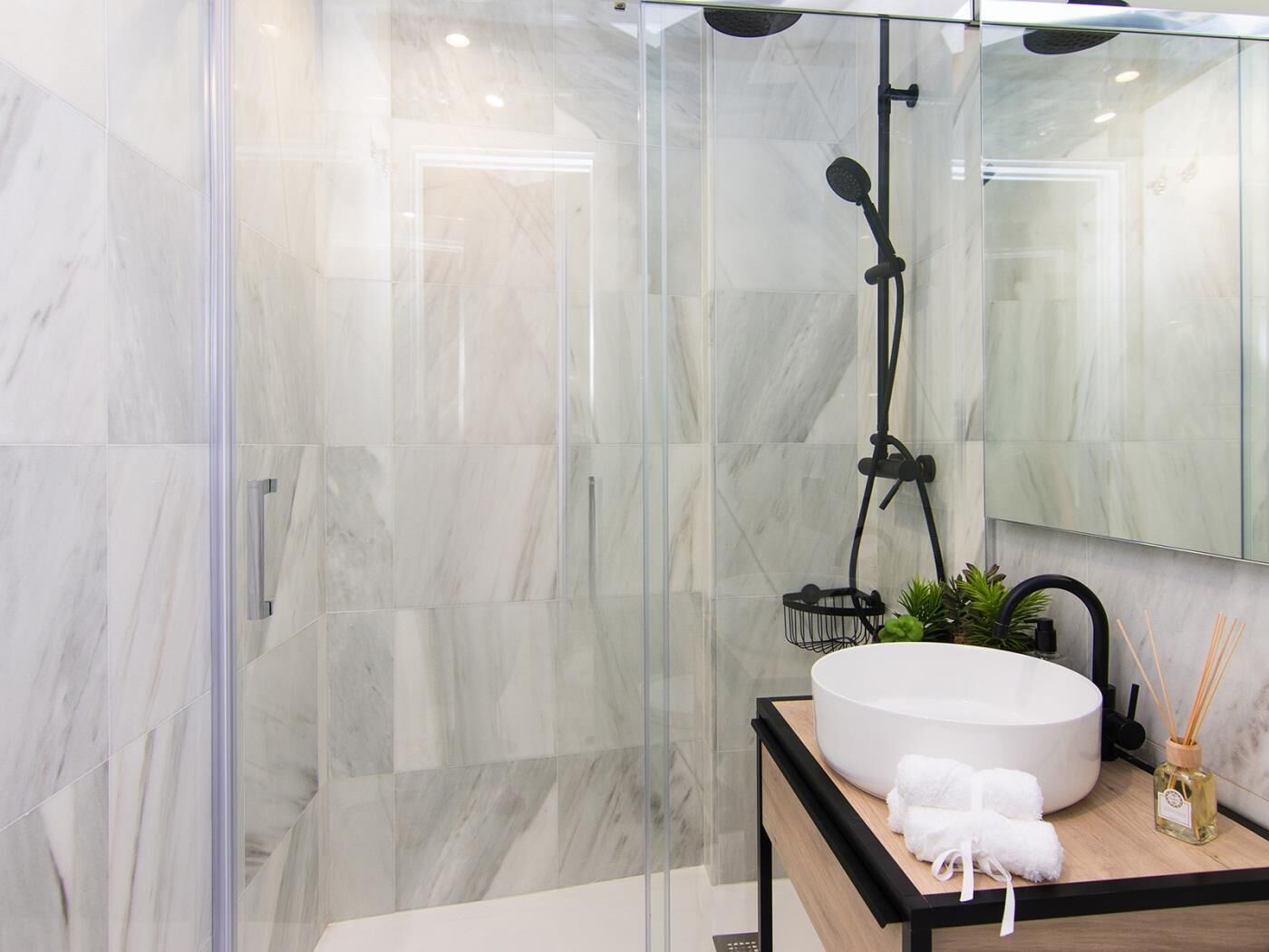 Shower, hair dryer, towels