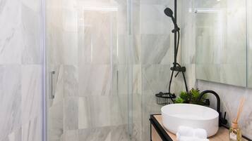 Shower, hair dryer, towels