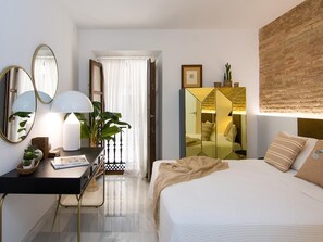 Een strijkplank/strijkijzer, internet, beddengoed