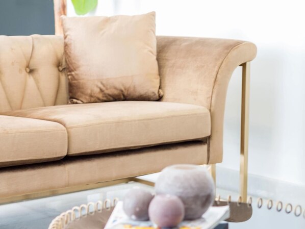 A beige sofa with a tufted backrest and a single cushion. - Apartment Riad Alhambra 1 (granada)