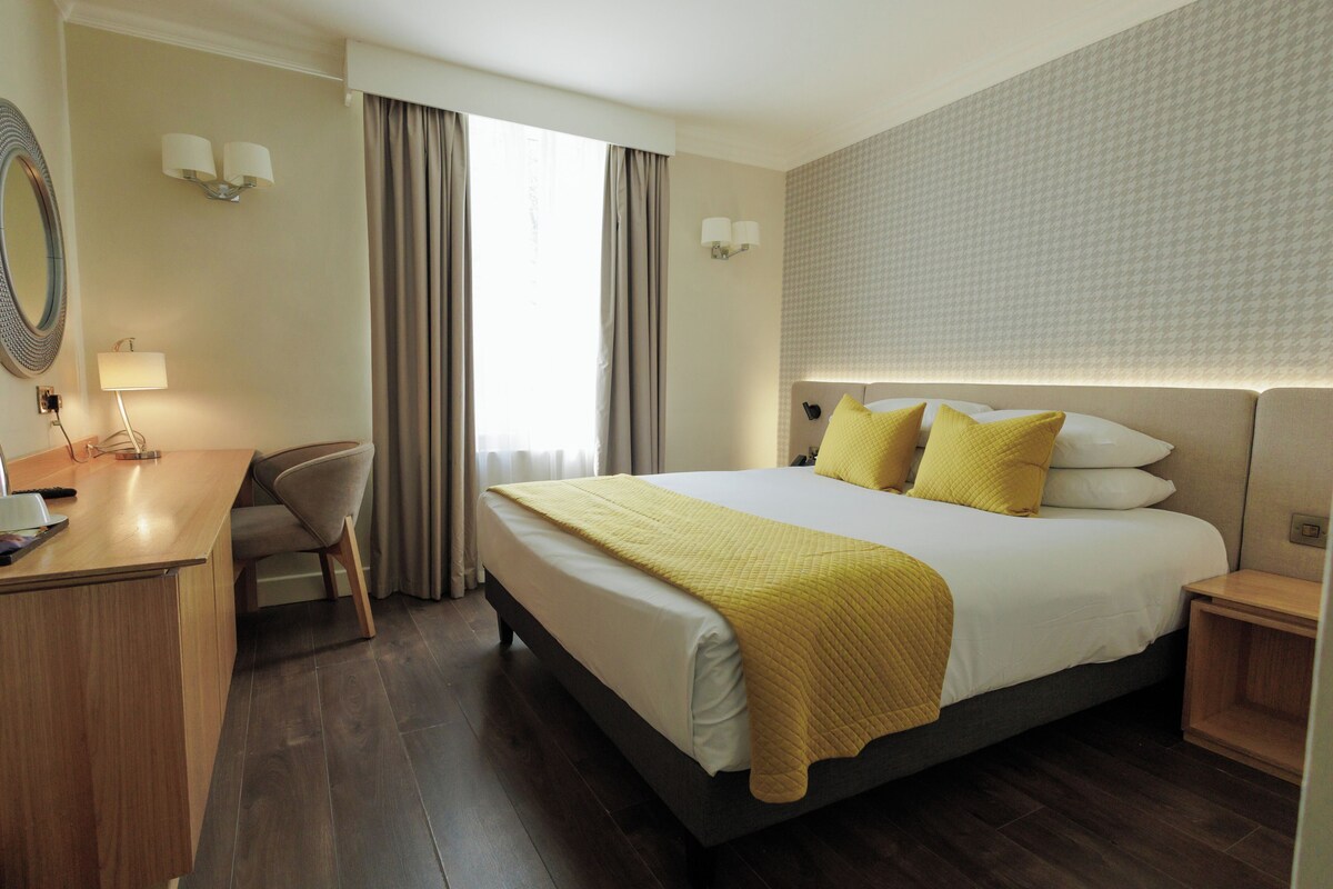 Standard Double Room | Desk, laptop workspace, iron/ironing board, WiFi (free)