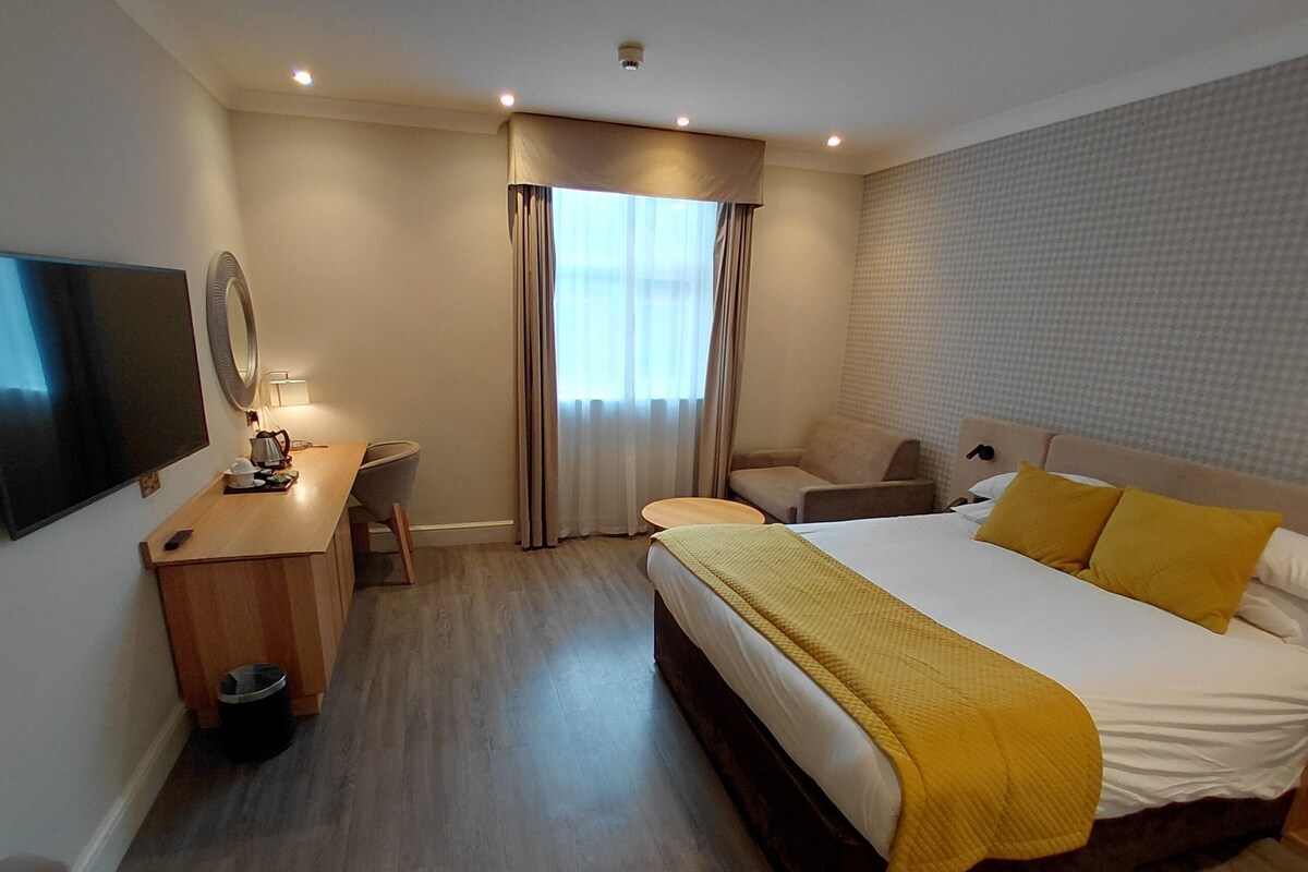 Executive Double Room, 1 Double Bed | Desk, laptop workspace, iron/ironing board, WiFi (free)