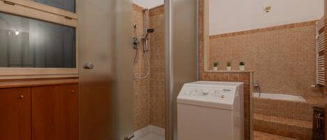Shower, hair dryer, bidet, towels