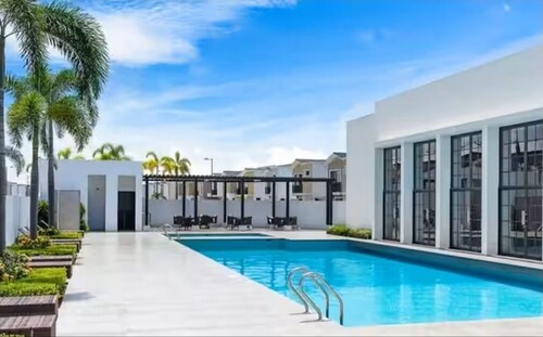 Stylish Home via Samborondon - No Pets Allowed