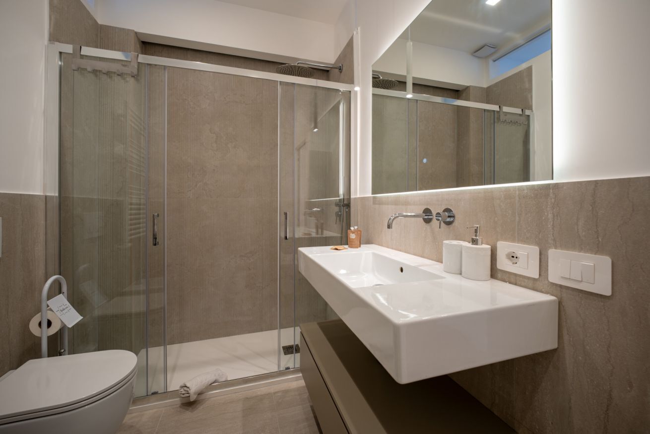 Douche, bidet, serviettes fournies, shampooing