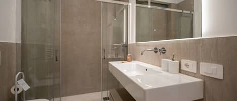 Shower, bidet, towels, shampoo