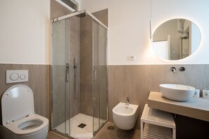 Douche, bidet, serviettes fournies, shampoing