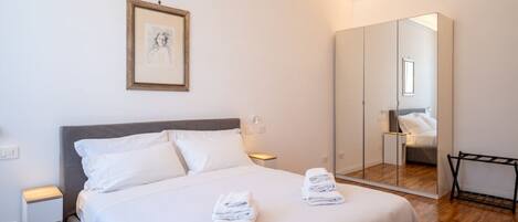 2 Schlafzimmer, Zimmersafe, Schreibtisch, Bügeleisen/Bügelbrett