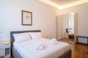 2 bedrooms, in-room safe, desk, iron/ironing board - [Vatican 5*] luxury elegant 2 bedrooms (Roma)