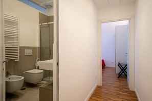 Douche, bidet, serviettes fournies, shampoing