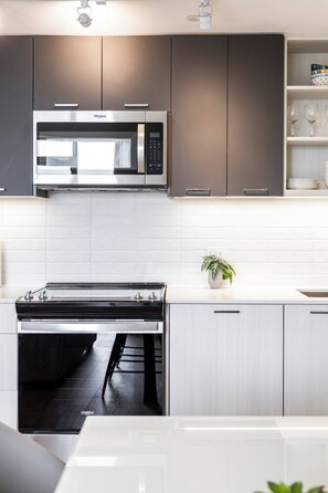 ثلاجة، ميكروويف، فرن، موقد طهي مسطح