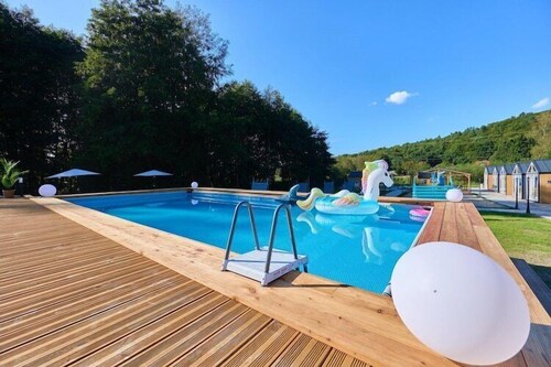 Holiday homes with swimming pool, close to the sea