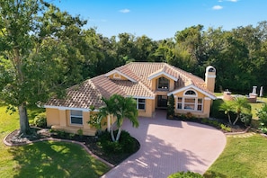 Exterior - Luxury 3-Bed Poolside Oasis w/ Spa & Putting Green (Sarasota)