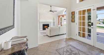 Luxury 3-Bed Poolside Oasis w/ Spa & Putting Green
