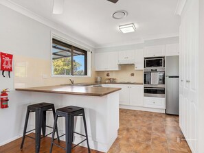 Een koelkast, een magnetron, een oven, een kookplaat