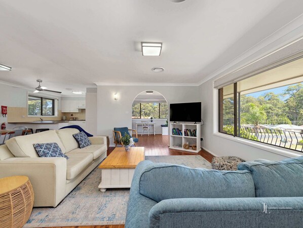 Een televisie en een kantoor