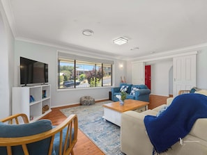 Een televisie en een kantoor