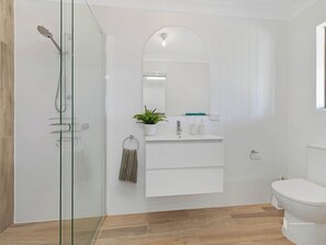 Een douche, handdoeken, shampoo