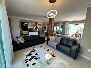 Honeymoon House, Pool Access, Beach View | Living area - Dream House Frente Mar - Ponta das Canas (Florianópolis)