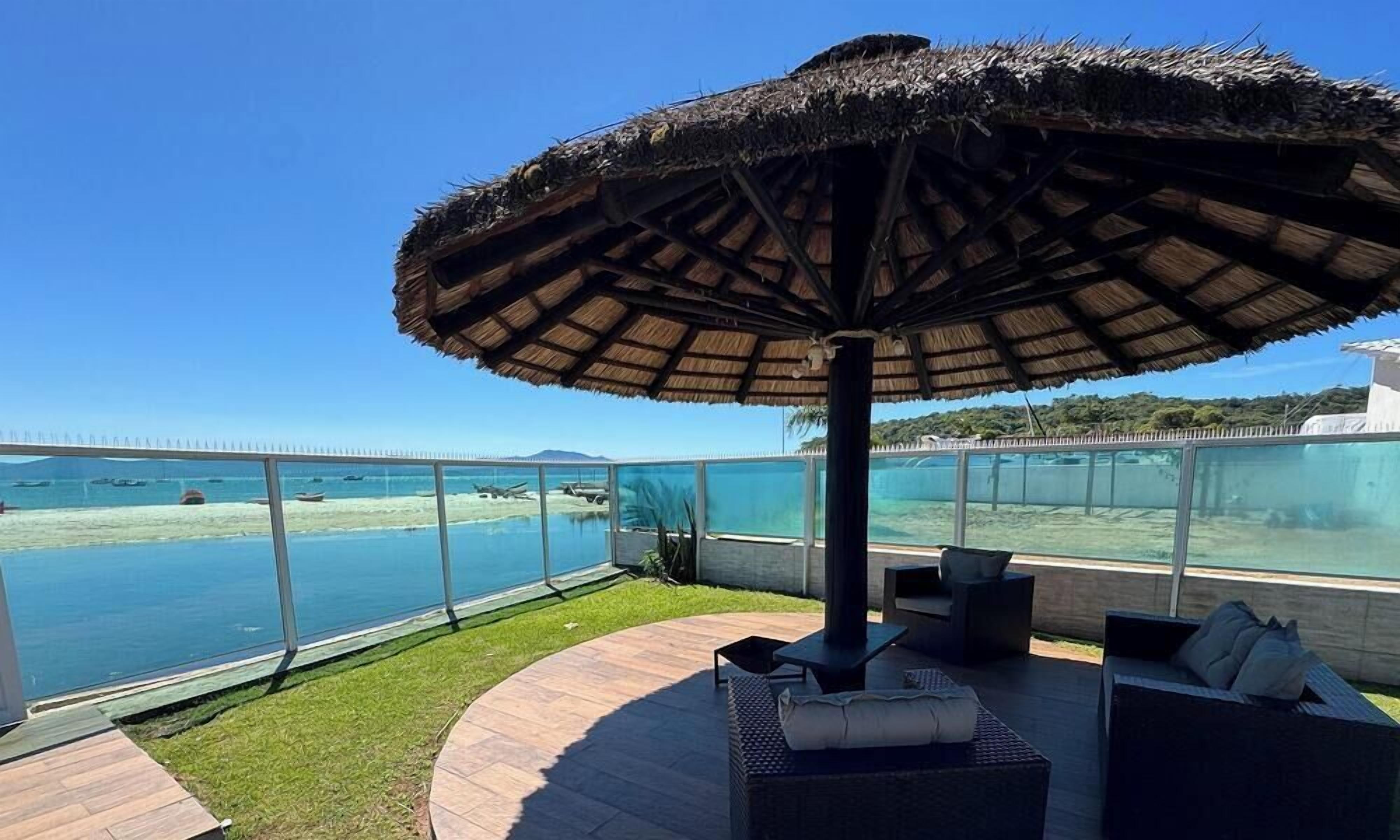 Casa lua de mel, acesso à piscina, vista para a praia | Área de estar | Smart TV 42 polegadas com canais digitais, Netflix, filmes pagos