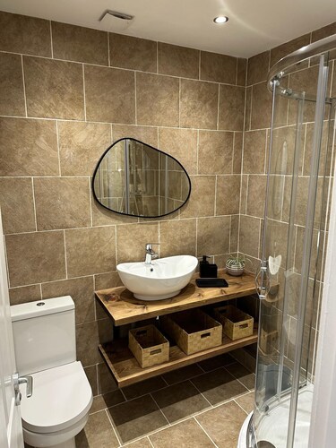 West End Retreat , Minutes to Airport & City Center