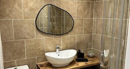 West End Retreat , Minutes to Airport & City Center