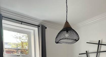 West End Retreat , Minutes to Airport & City Center