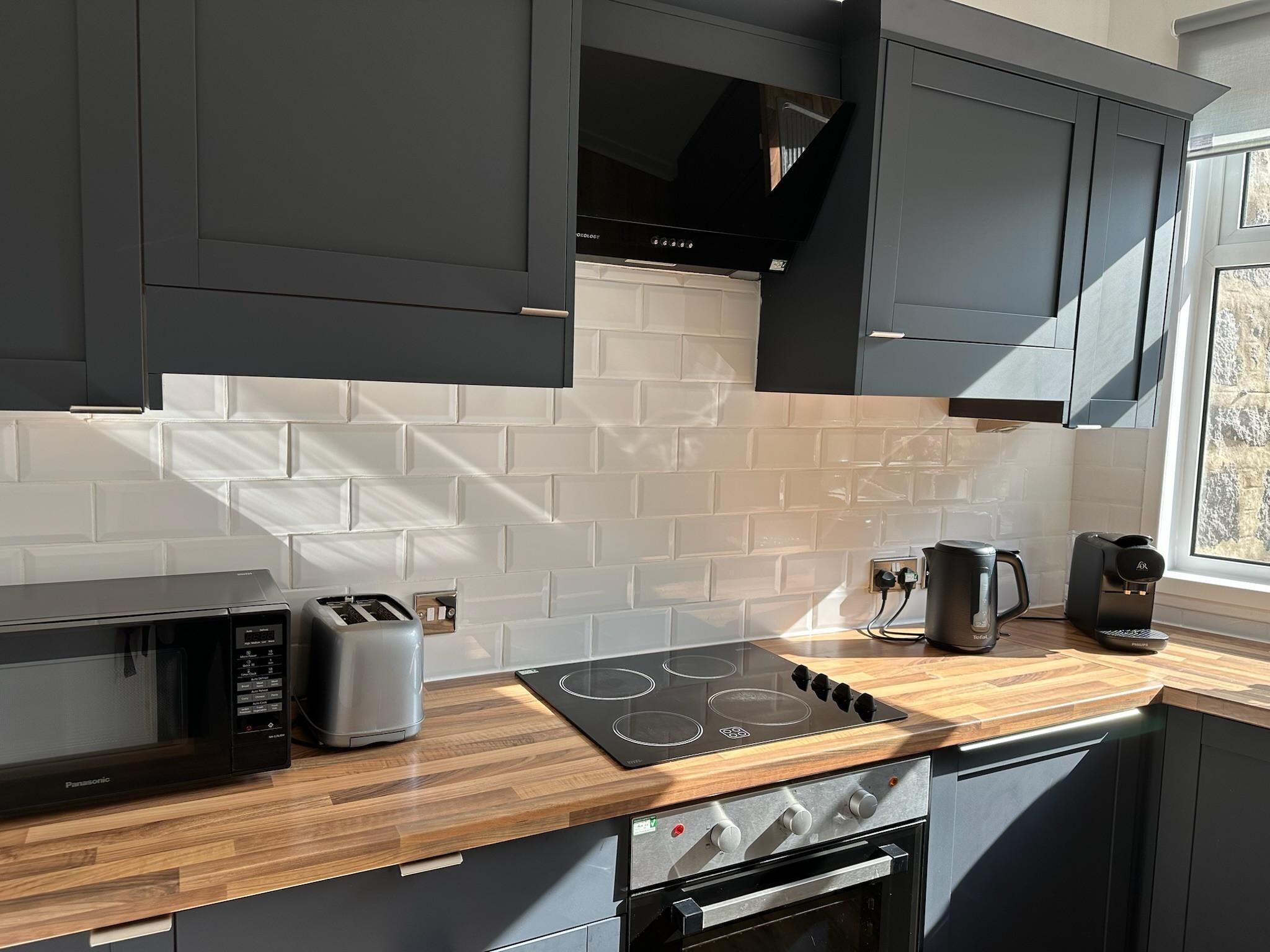 Mikrovågsugn, spishäll, diskmaskin och kaffe- och tebryggare