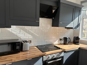 Micro-ondes, plaque de cuisson, lave-vaisselle, cafetière/bouilloire