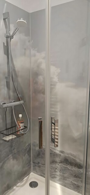 Douche, sèche-cheveux, serviettes fournies