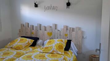 1 slaapkamer, een strijkplank/strijkijzer, wifi, beddengoed