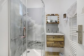 Dusche, Haartrockner, Handtücher