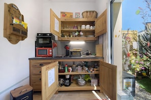 Een koffiezetapparaat/waterkoker, een koelkast, een magnetron, een oven
