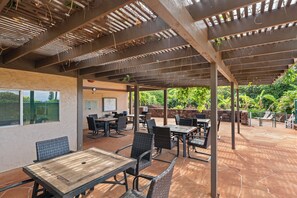 Outdoor dining - A Hidden Gem with Ocean views Overlooking Kaanapali Golf Course-3  mins to Beach (Lahaina)