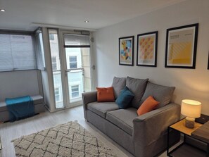 Smart TV, books - York Centre, Balcony - Lift, family or groups, cot (York)